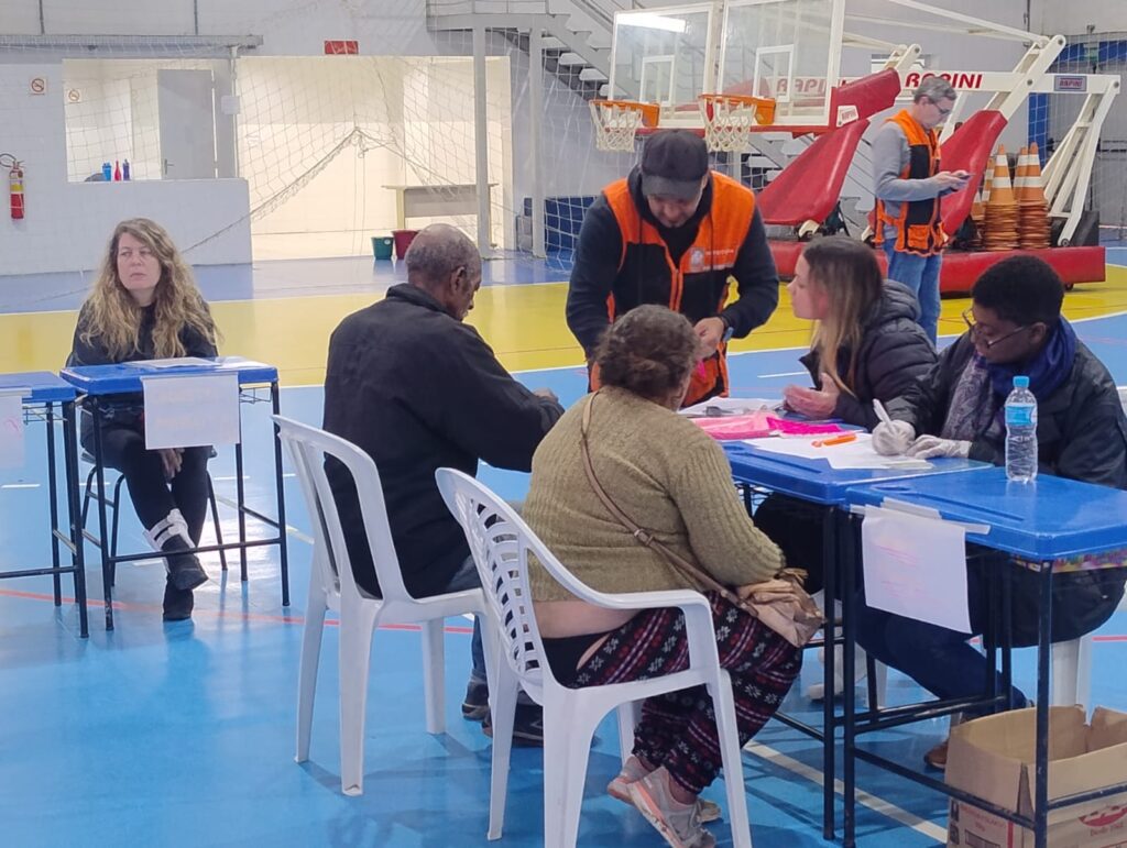 Centro de cadastramento no Ginásio Municipal recebe moradores de áreas em risco iminente de inundação. Ginásio do Sesi é o oitavo abrigo público aberto em Pelotas. Foto: Divulgação/SAS Fonte: Prefeitura Municipal do Estado de Pelotas