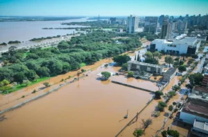 Enchentes, como as que afetam o Rio Grande do Sul, aumentam o risco de doenças infecciosas, como leptospirose e dengue Jefferson Bernardes/Getty Images. Fonte: CNN