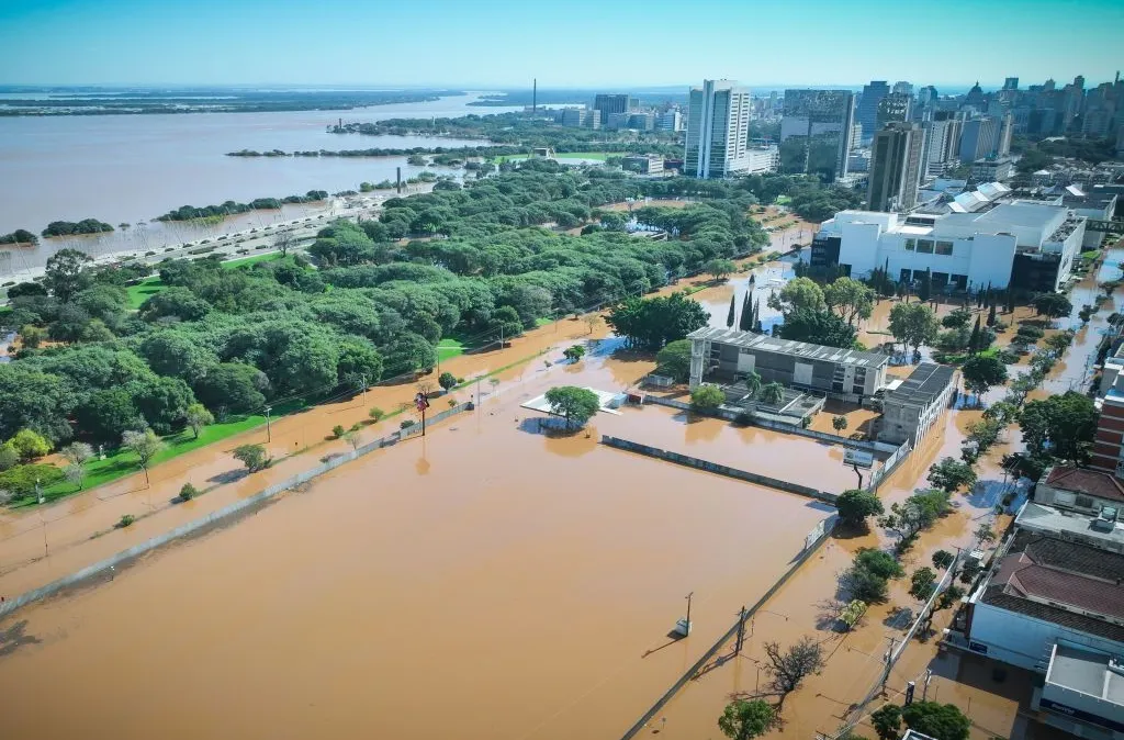 Enchentes, como as que afetam o Rio Grande do Sul, aumentam o risco de doenças infecciosas, como leptospirose e dengue Jefferson Bernardes/Getty Images. Fonte: CNN