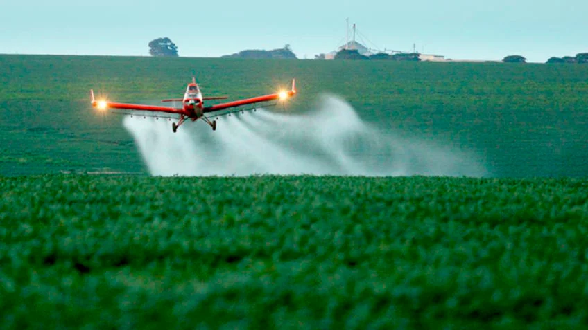 O projeto que deu origem à lei, PL 1.459 de 2022, foi aprovado pelo Congresso em novembro do ano passado. Lula vetou 17 itens do chamado “PL do Veneno”; na imagem, avião agrícola pulveriza plantação com defensivos agrícolas. Fonte: PODER 360°