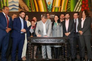 O governador Tarcísio de Freitas assinou nesta segunda-feira (27), no Palácio dos Bandeirantes, a lei que institui o Programa Escola Cívico-Militar na rede paulista de ensino. Fonte: Portal Do Governo De SP