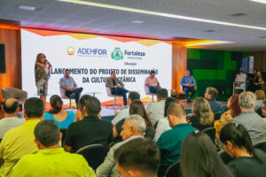 A primeira fase da iniciativa promoverá o letramento oceânico para mais de 3 mil alunos do 6º ao 9º ano do Ensino Fundamental. (Foto: Tainá Cavalcante). Fonte: Fortaleza Prefeitura