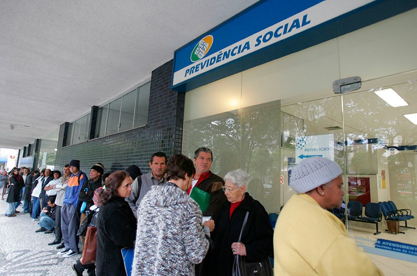 Fila da Previdência em Curitiba: número de benefícios pagos no país chegou a 37,5 milhões em 2021. Fonte: Agência Senado