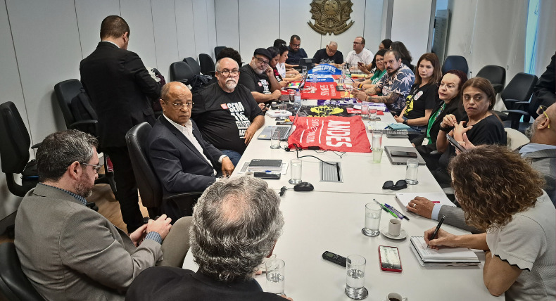 5ª reunião da Mesa Específica e Temporária que debate a reestruturação da carreira dos docentes foi realizada nesta quarta-feira (15).| Foto: Reprodução/ SINASEFE Leia mais em: https://www.gazetadopovo.com.br/vida-e-cidadania/governo-nega-aumento-em-2024-e-oferece-reajustes-de-13-a-31-ate-2026-aos-docentes/ Copyright © 2024, Gazeta do Povo. Todos os direitos reservados. Fonte: Gazeta Do Povo