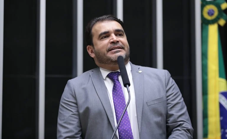 Delegado Marcelo Freitas (União) foi o relator do projeto que reajusta salários de servidores federais. Ele diz ter respeitado os acordos das categorias com o Executivo. Foto: Zeca Ribeiro/Câmara dos Deputados... Leia mais em https://www.cartacapital.com.br/politica/camara-aprova-reajuste-de-salarios-de-servidores-publicos/. O conteúdo de CartaCapital está protegido pela legislação brasileira sobre direito autoral. Essa defesa é necessária para manter o jornalismo corajoso e transparente de CartaCapital vivo e acessível a todos. Fonte: Carta Capital