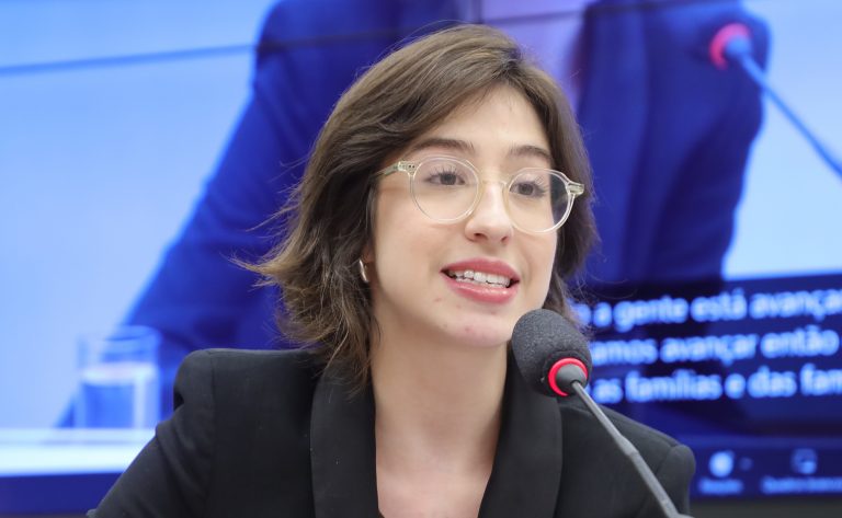 Letícia Peret: não à toa, as mulheres estão na informalidade e com menores salários. Bruno Spada/Câmara dos Deputados. Fonte: Agência Câmara de Notícias