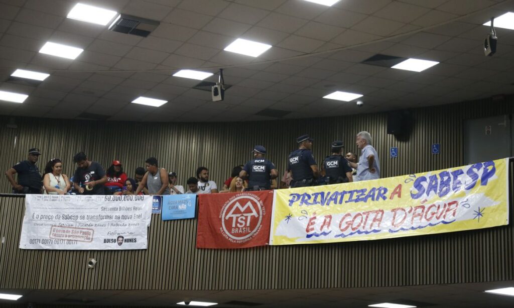 Manifestação em votação sobre a privatização da SABESP Fonte: Paulo Pinto/Agência Brasil