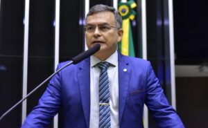 Dr. Allan Garcês defendeu a aprovação do texto. Zeca Ribeiro / Câmara dos Deputados. Fonte: Agência Câmara de Notícias