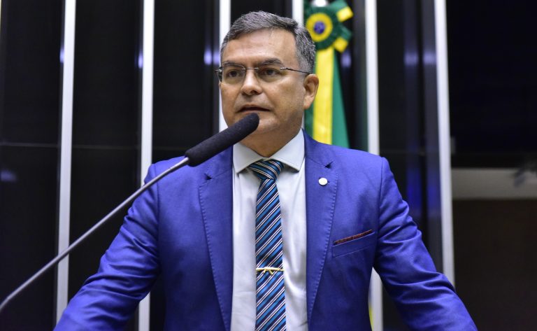 Dr. Allan Garcês defendeu a aprovação do texto. Zeca Ribeiro / Câmara dos Deputados. Fonte: Agência Câmara de Notícias