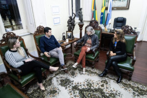 Prefeita Paula Mascarenhas, secretária de Habitação, Cláudia Leite (à direita) e a coordenadora de Transparência e Controlo Interno do Município, Tavane Krause, conversam com o representante do Secovi em Pelotas, Raphael Morales, sobre as medidas a serem tomadas para inserir imóveis no programa Minha Casa Minha Vida Reconstrução, do governo federal, para compra de bens imobiliários usados a atingidos pela enchente (Fotos: Michel Corvello). Fonte: Prefeitura Municipal de Pelotas