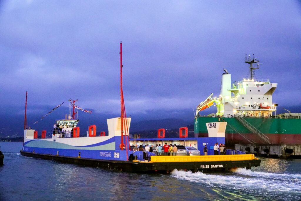 Uma das balsas reformadas pelo Governo de São Paulo faz a travessia de São Sebastião a Ilhabela. Fonte: Portal Governo de SP