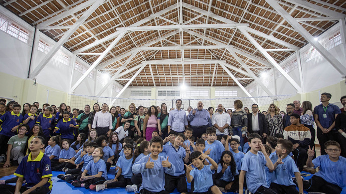 O prefeito Rafael Greca e o vice-prefeito Eduardo Pimentel, acompanhados da secretária municipal da Educação, Maria Sílvia Bacila, de vereadores e de demais autoridades, entregam a revitalização da Escola Municipal Cel. Durival Britto e Silva, no Cajuru. Curitiba. Foto: Ricardo Marajó/SMCS. Fonte: Prefeitura Municipal de Curitiba
