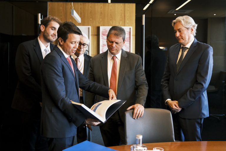 Tarcísio apresentou projetos do governo no exterior. Fonte: Portal do Governo de SP