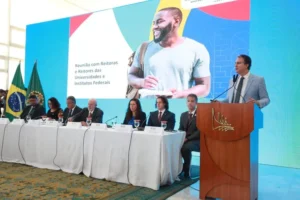 Com a presença de Lula, Camilo Santana recebeu reitores de universidades e institutos federais, no Palácio do Planalto - Luis Fortes/MEC. Fonte: Brasil de Fato