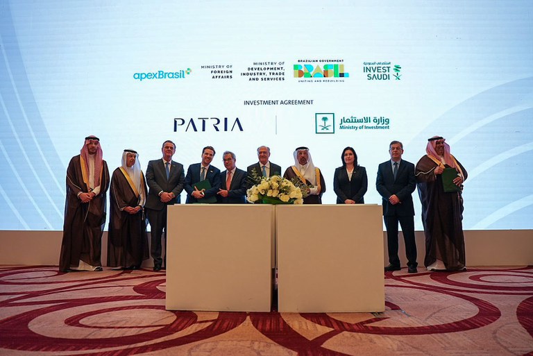 O vice-presidente Geraldo Alckmin ao lado de ministros e de representantes do governo da Arábia Saudita: parcerias ampliadas. Foto: Divulgação. Fonte: Gov.br