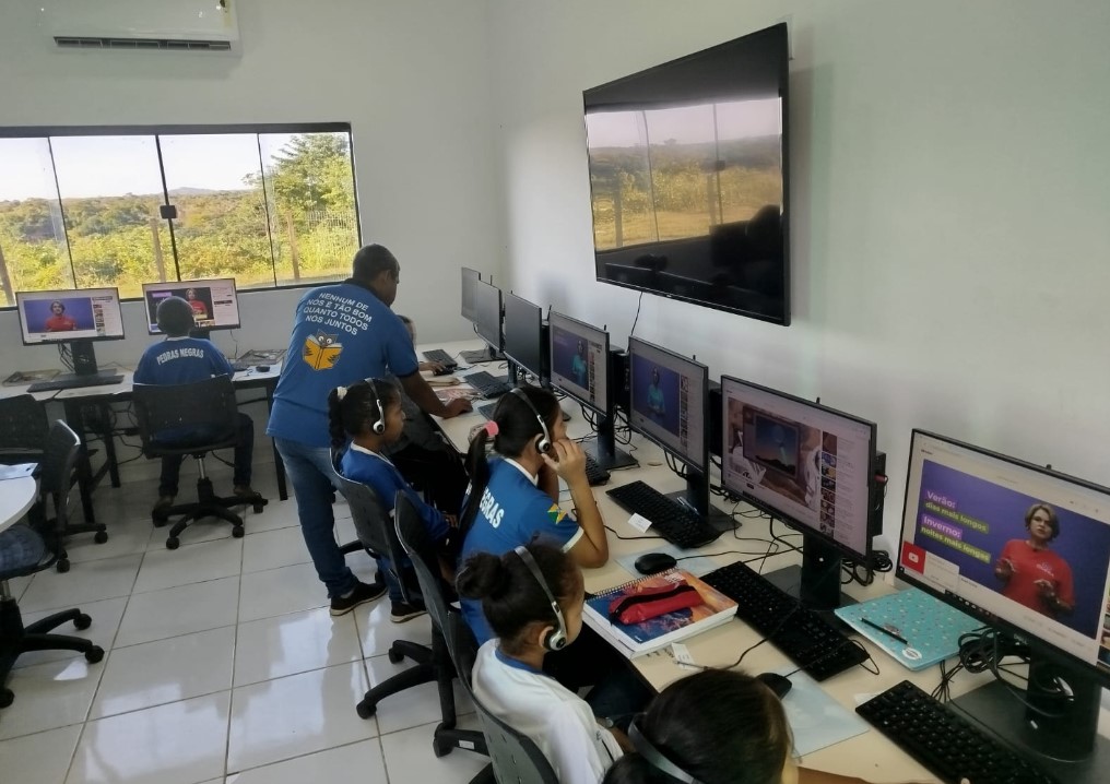 Foram entregues kits escolares para estudantes de toda a Rede Pública Estadual de Ensino, além de mobiliário e notebooks para professores. Fonte: Seduc