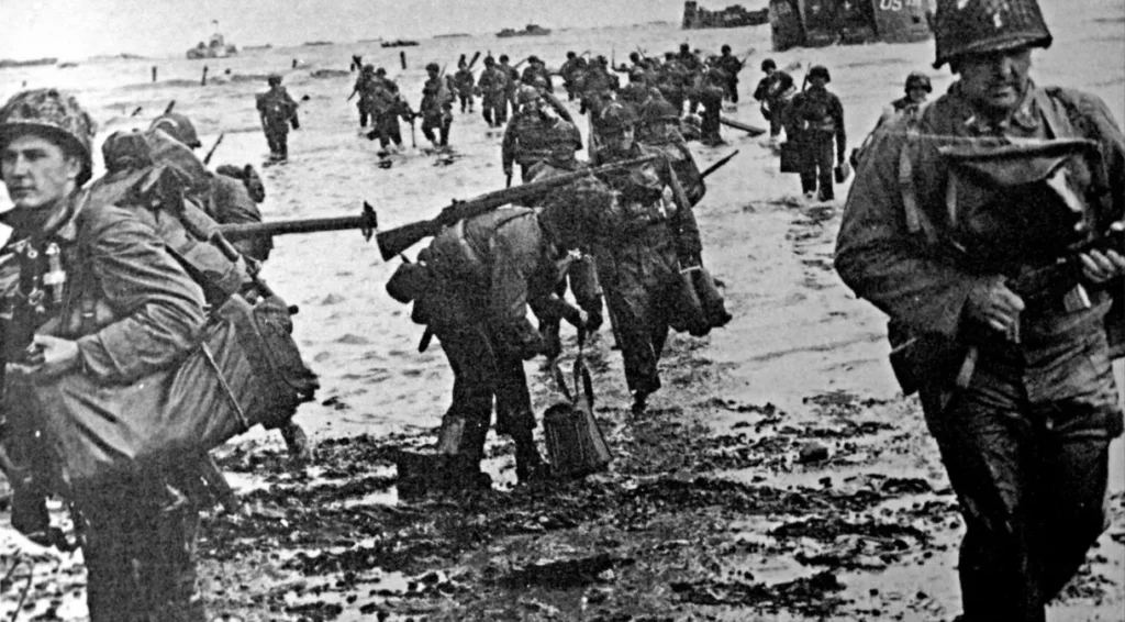 Soldados dos EUA desembarcam na Normandia durante o Dia D da Segunda Guerra Mundial, na Operação Overlord. Universal History Archive/Universal Images Group via Getty Images. Fonte: CNN