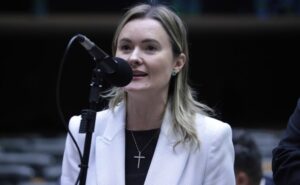 A deputada Julia Zanatta recomendou aprovar a proposta. Mário Agra / Câmara dos Deputados. Fonte: Agência Câmara de Notícias Fonte: Agência Câmara de Notícias
