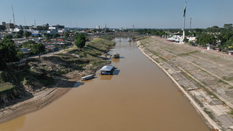Assis Brasil, Brasileia, Xapuri, Rio Branco (acima) e Sena Madureira estão em alerta máximo devido aos baixos níveis do rio, segundo dados do Monitoramento Hidrometeorológico. Foto: Pedro Devani/Secom. Fonte: Agências de Notícias do Acre