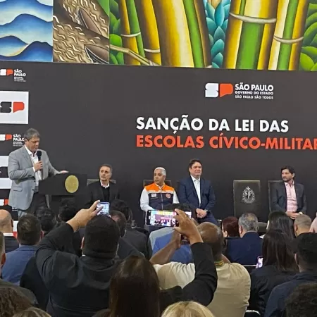 Tarcísio de Freitas sancionou lei das escolas cívico-militares no final do mês passado Imagem: 27.mai.2024-Caíque Alencar. Fonte: Portal UOL