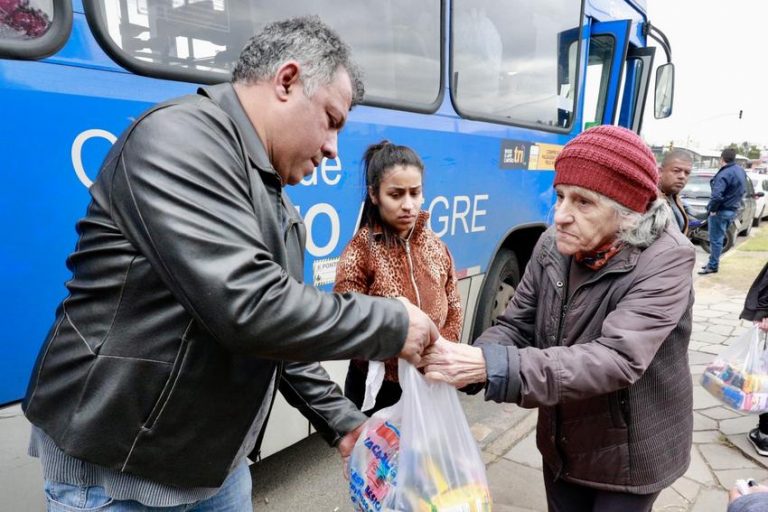 Idosa recebe cesta básica depois de enchente em Porto Alegre (RS). Fonte: Agência Câmara de Notícias