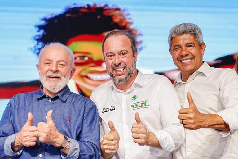 O presidente Lula, o ministro Alexandre Silveira (Minas e Energia) e o governador da Bahia, Jerônimo Rodrigues, durante anúncio de pacote de investimentos na Bahia. Via Secom Fonte: Agência Gov