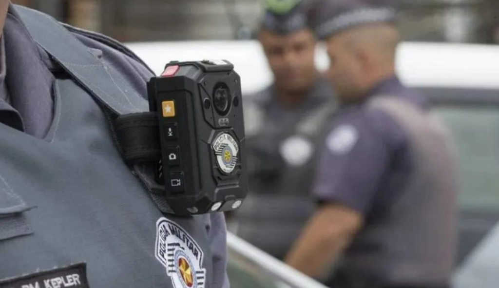Câmera corporal em uniforme de policial militar do Estado de São Paulo. — Divulgação/Secom/GESP. Fonte: Carta Capital