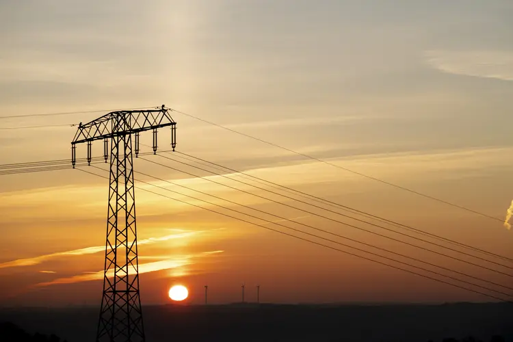 A discussão sobre transmissão é essencial para que o setor de energia consiga integrar energia renovável e limpa ao sistema. ( WLADIMIR BULGAR/SCIENCE PHOTO LIBRARY/Getty Images). Fonte: Exame