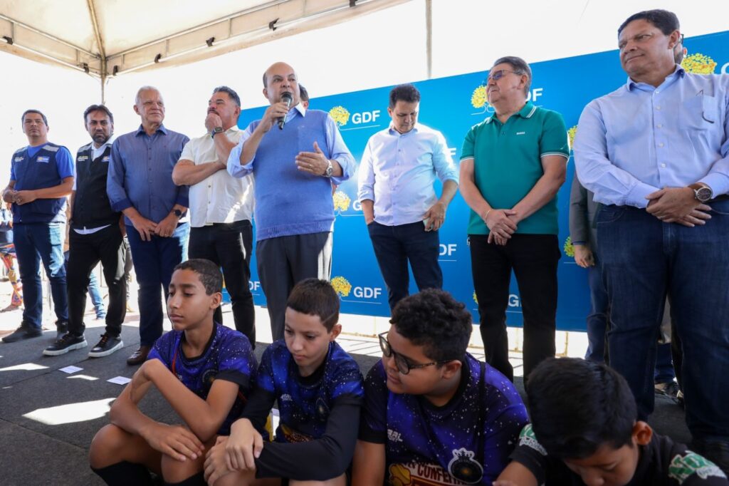 “A gente está dando retorno a todos os moradores desse local e eu tenho certeza que nós ainda temos muitas entregas para fazer aqui”, disse o governador Ibaneis Rocha, ao inaugurar, obras de infraestrutura urbana no Guará II | Foto: Renato Alves. Fonte: Agência Brasília