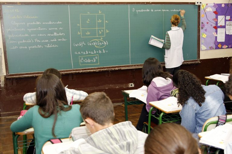 Texto do governo também foca na qualidade da formação de professores. Henderson Alves/SEED-PR. Fonte: Agência Câmara de Notícias Fonte: Agência Câmara de Notícias