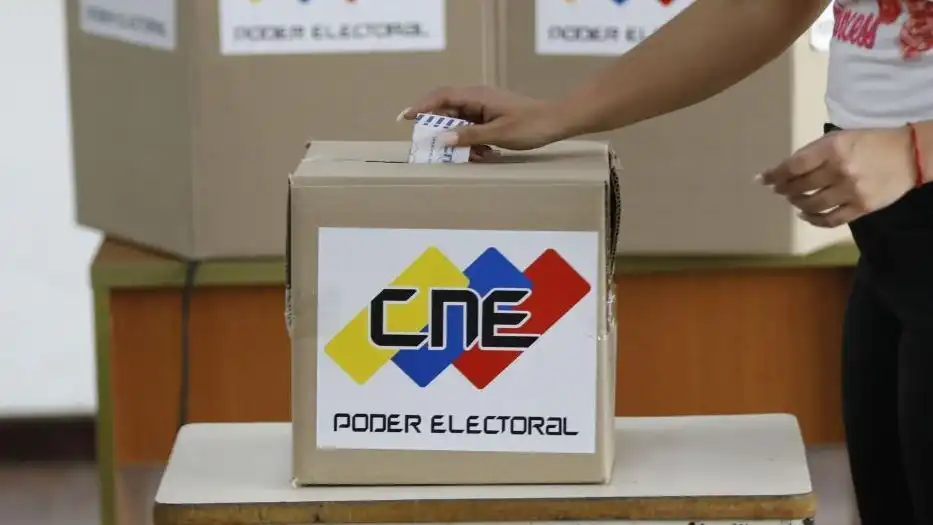 Mulher vota em uma seção eleitoral durante uma eleição simulada em Caracas, Venezuela, em 30 de junho de 2024 Pedro Rances Mattey/Anadolu via Getty Images Alfredo MezaGonzalo Zegarrada. Fonte: CNN Brasil