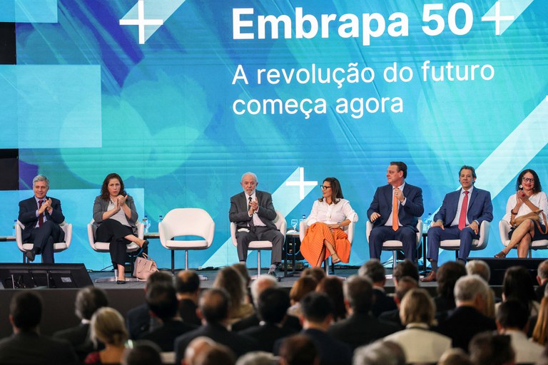 Presidente Lula e ministros participam da comemoração de 50 anos da Embrapa. Fonte: Agência Gov