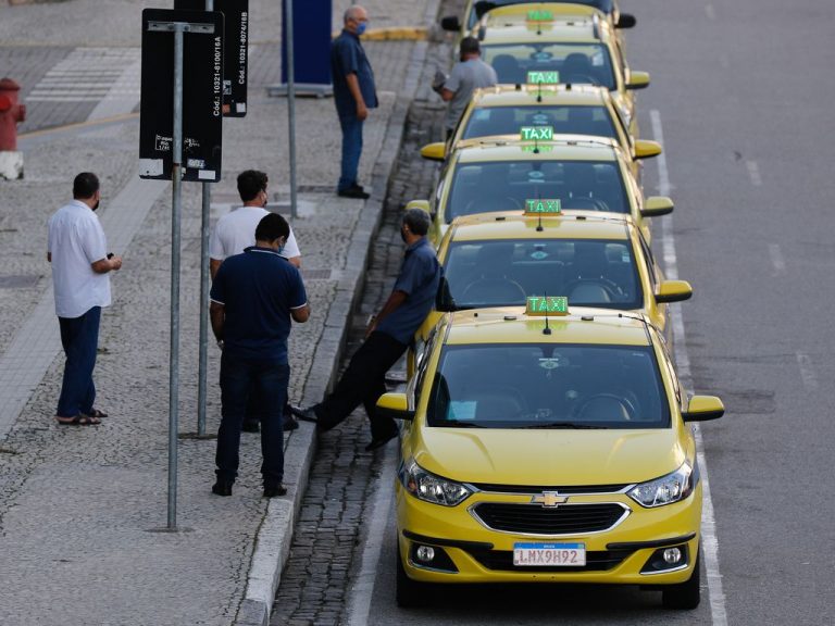 Fila de táxis no Rio de Janeiro. Fernando Frazão/Agência Brasil. Fonte: Agência Câmara de Notícias