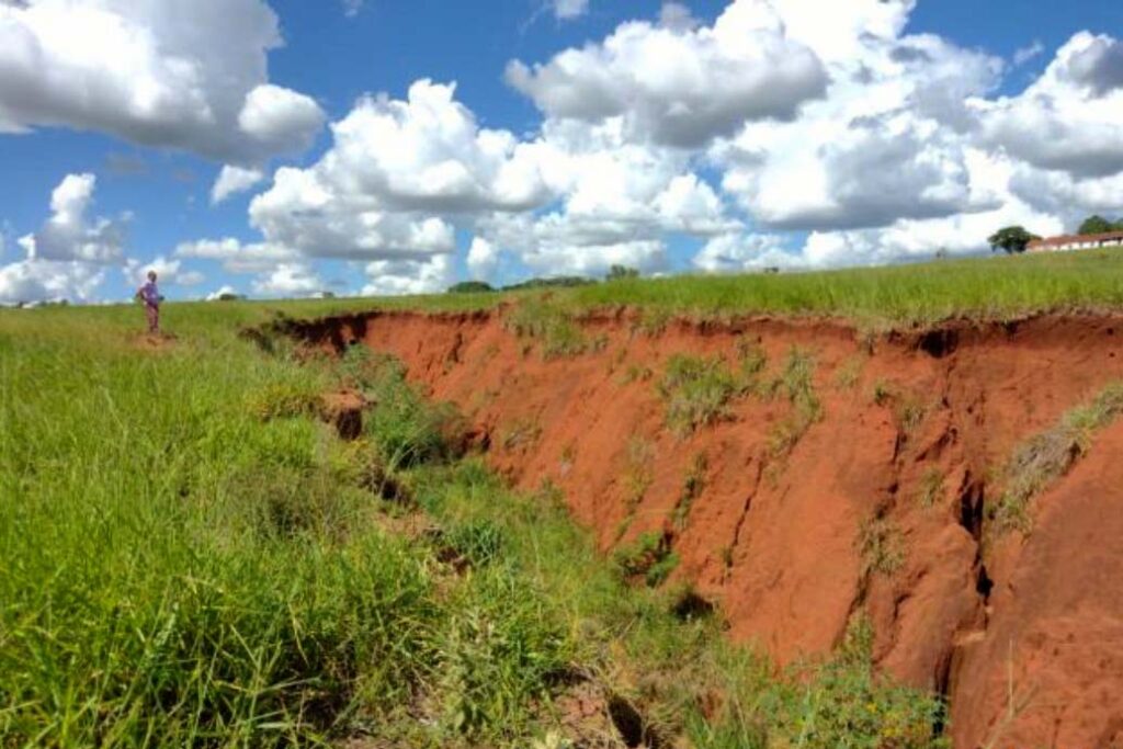 Rodovia de Tapejara vai receber melhorias de drenagem e contenção de erosão. Foto: DER-PR. Fonte: Governo do Estado Paraná