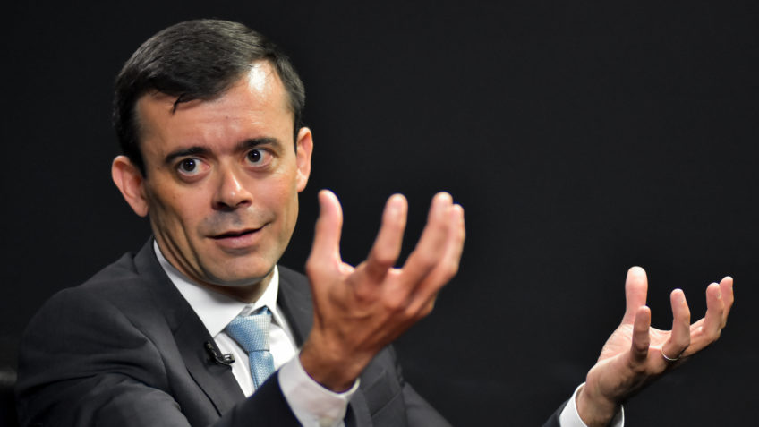 Rogério Ceron (foto) divulgou deficit de R$ 68,7 bi nas contas públicas no 1º semestre; dado aumenta risco descumprir meta fiscalro em 2024. Fonte: Poder 360