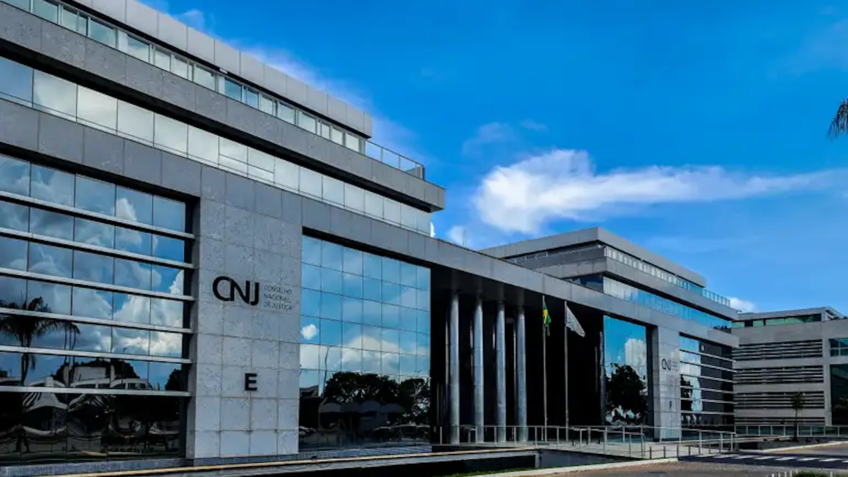 O objetivo da política pública é incentivar a interiorização dos magistrados; na imagem, fachada do CNJ em Brasília. Fonte: Poder 360