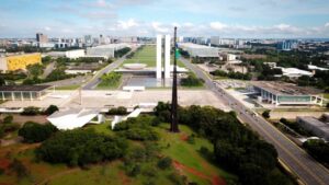 O valor do contrato suspenso pelo TCU é de R$ 992.913,49; na foto, vista aérea da praça dos Três Poderes em Brasília. Fonte: Poder 360