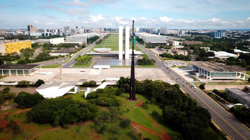 O valor do contrato suspenso pelo TCU é de R$ 992.913,49; na foto, vista aérea da praça dos Três Poderes em Brasília. Fonte: Poder 360