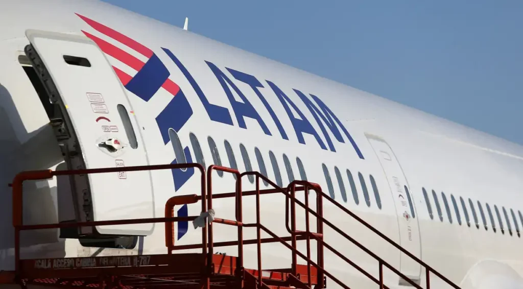 Avião da Latam no aeroporto de Santiago 30/03/2017REUTERS/Ivan Alvarado Carol Rositoda CNN de Santiago. Fonte: CNN Brasil